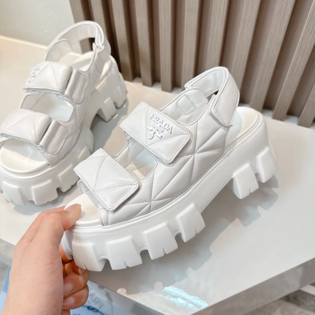 👟👟Ex-factory price 560👟👟 Prada New sandal series for summer Thick-soled sandals This is a must-have for summer. It feels soft and delicate on the feet and is extremely comfortable. You can mix it with you at will. Original molded midsole. Original foaming technology tooth outsole, size 35-41.